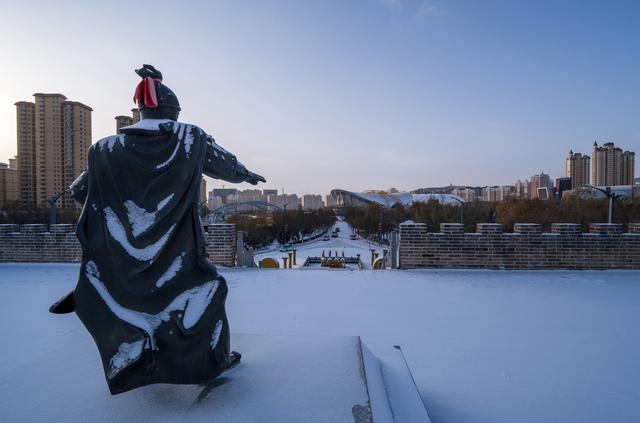 初冬夜落雪 悄染关川河