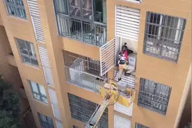 城市里的“猫咪消防员”：曾一天接到六七个求助 “飞天入地”帮猫咪脱困｜封面头条图片