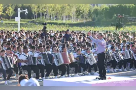 4528名手风琴演奏员齐奏《我和我的祖国》图片