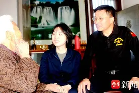 节日里满满的感动！年轻女军医随父孝敬牺牲战友老母图片