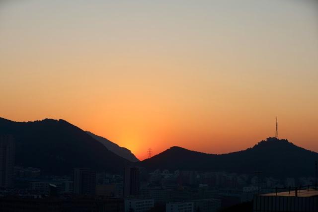 济南群山之上，夕阳晚归图