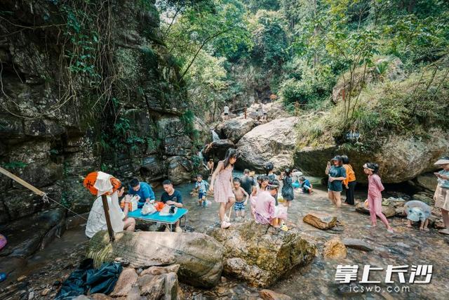 组图 |  西瓜泡溪水、水枪激战！宁乡天龙峡解锁40℃高温下的“瀑布冰镇”模式