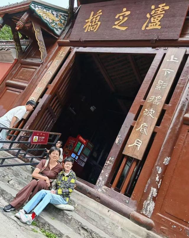 郑州“蝴蝶宝贝”带伤在泸定桥走一个来回，在折多山垭口经历暖心相助