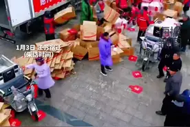 刘强东又双叒给老家村民发现金发年货，当地村民感谢刘强东并讲述细节图片