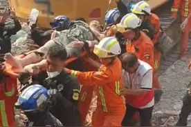 奇迹！缅甸震中一名男教师被埋120余小时后获救图片