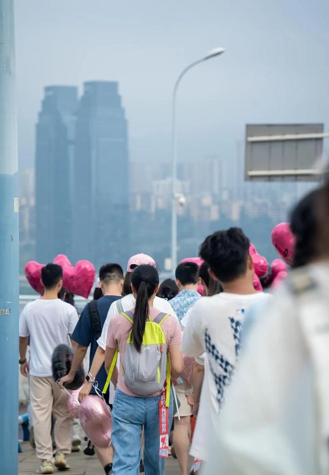 “走，带你去看沿途的风景”——南滨路“踩”城市心跳，用一万步捞同频搭子