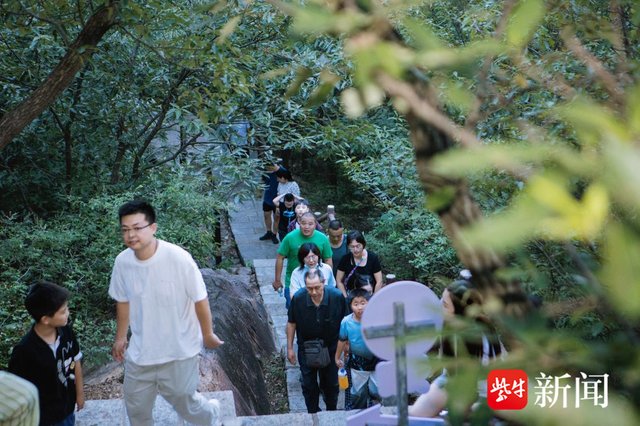 夜爬孔望山  解锁传统景区年轻化新路径
