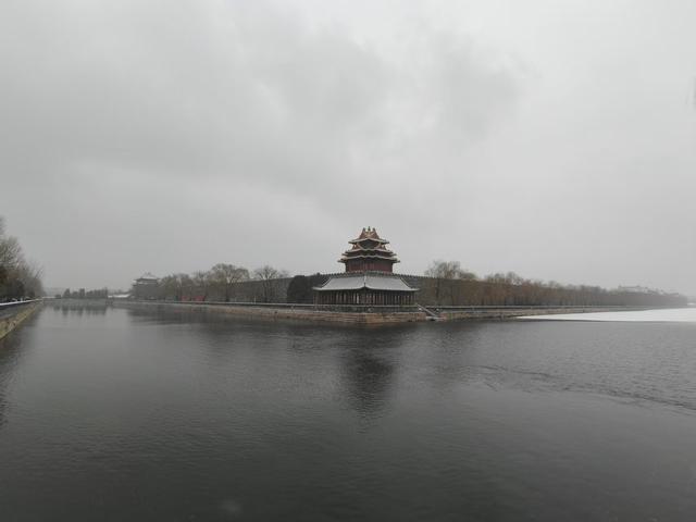 京城初雪如约而至！雪落无声，人游有影