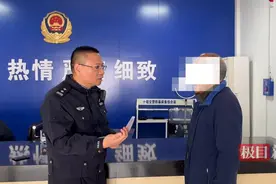 高速匝道口压实线变道后停车！太危险！图片