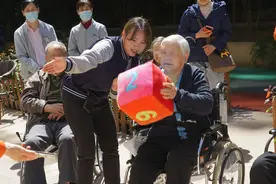 “帮人洗澡、排便”与成就感，养老护理员的职业选择图片