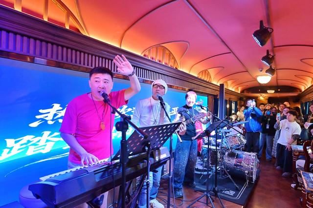 “伊春号-至尊亚雪”旅游专列首次“试跑”