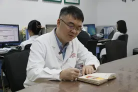他拿得起手术刀，握得了画笔｜披荆斩棘的医生图片
