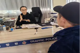 听障人士询问摩托车落户  幸好这里有位手语天使图片