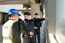 穿警服的社区书记李建忠：“给群众解决一件事，这一天就没白干”图片