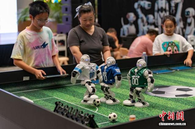浙江金华：体验科技魅力 乐享暑期生活