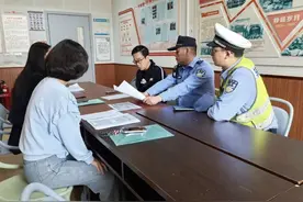 交警：出行路上交通安全放首位图片