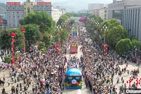 上千对多国双胞胎齐聚“双生之城”云南墨江欢庆“双胞胎节”图片