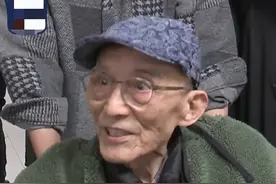 游本昌坐轮椅给青年演员打气，提到艺术眼睛在放光图片