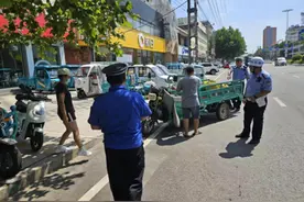 胶州：联合整治还路于民 规范清理占路经营行动图片