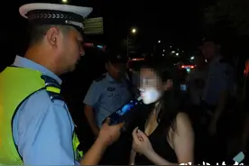 和男友闹别扭找警察评理，结果因无证酒驾被行拘图片