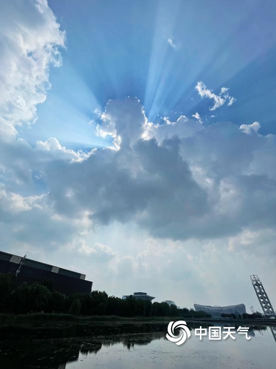 破云而出 北京上空出现云隙光美景