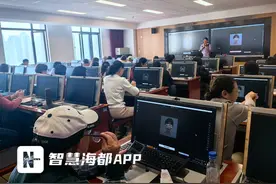 做视频、写诗、绘画……福州这些老人都玩上AI了！图片