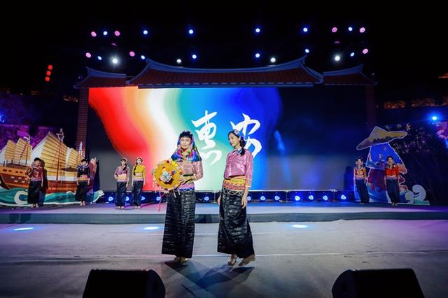 银饰叮当作响，彩衣摇曳生姿 泉州惠安崇武古城暑期“趣玩月”启幕