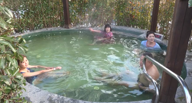 天气寒冷，游客都爱来崇明这里泡汤泉