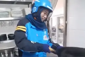 见餐馆老板一人忙不过来，外卖小哥直接开火颠勺……图片