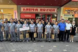 战高温 情系一线 上海叶红皖籍农民工综合服务站慰问在沪一线工作人员图片