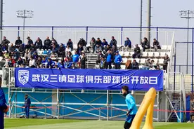 武汉三镇赛季首个“开放日”：球迷球员热情互动，共同期待主场首战图片
