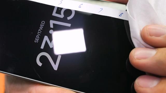 JerryRigEverything 测试小米 17 Pro 手机耐用性
