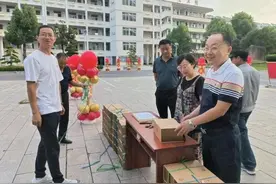 东至县尧城中学隆重庆祝第39个教师节图片