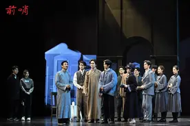 鲁迅先生“重回”北大校园 上戏《前哨》吹响未名湖畔图片