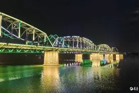 辽宁丹东市，夜色中的鸭绿江断桥图片