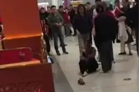 宠物狗吓到小孩，父亲抢狗怒摔，狗主人大喊：我错了！图片