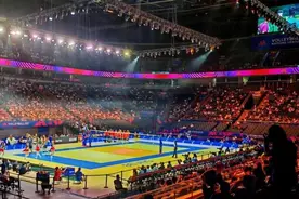 世界女排联赛北京站｜看中国女排比赛 观众喊到嗓子哑图片