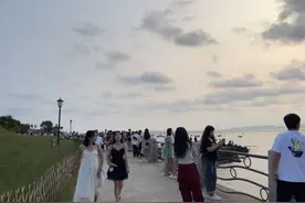 云彩伴晚霞，惬意小麦岛图片