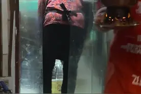 网红餐厅被曝回收“口水米酒”，店主：市监局已取样调查，将停业一周图片