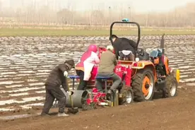 果然视频｜拖拉机上安“北斗”，起垄施肥播种等工作一次性完成图片