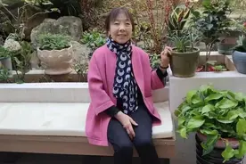 孕妇小区门口突然分娩，幸遇退休产科医生相助图片