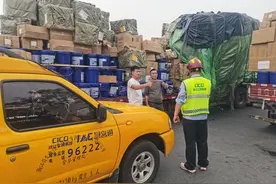 物流货车出匝道未减速致货物倾斜 高速“急客通”紧急救援解险情图片