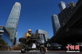 电商京东美团宣布为外卖骑手缴纳社保图片