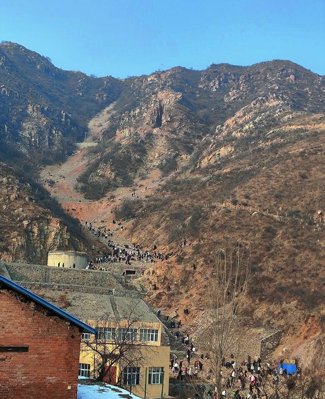 “矿坑美学”何以成新宠——郑州非景点打卡地走红的背后