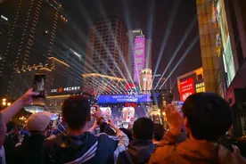 重报圆桌会 | 重庆将确保明年固定资产投资增长5% 实施提振消费“三大行动”，力争社零总额增速高于全国图片