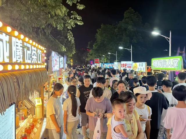 马鞍山山顶限流、螺蛳粉店排长队！此刻的柳州，人人人从从从众众众……