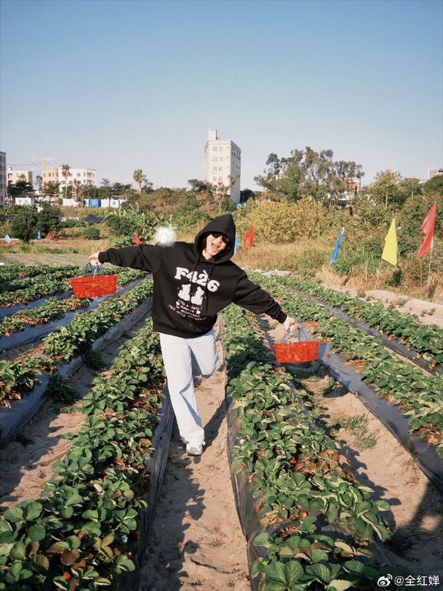 全红婵留长发，以“美少女”造型摘草莓，身形明显变瘦、状态轻松