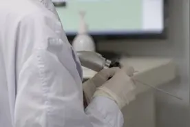 睡眠安全新挑战，长期戴耳塞或致耳朵问题频发，看看专家解析视频封面