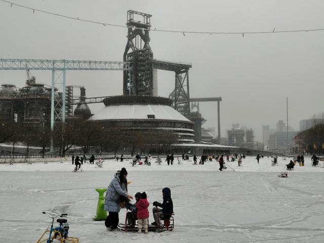 市民在首钢园游玩赏雪