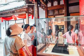 南后街展出37件微雕作品 每平方厘米刻有500多个汉字图片